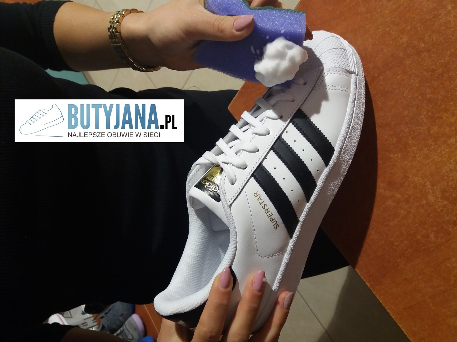 2-nakladanie-pianki-do-czyszczenia-bialych-butow-skorzanych-adidas-superstar